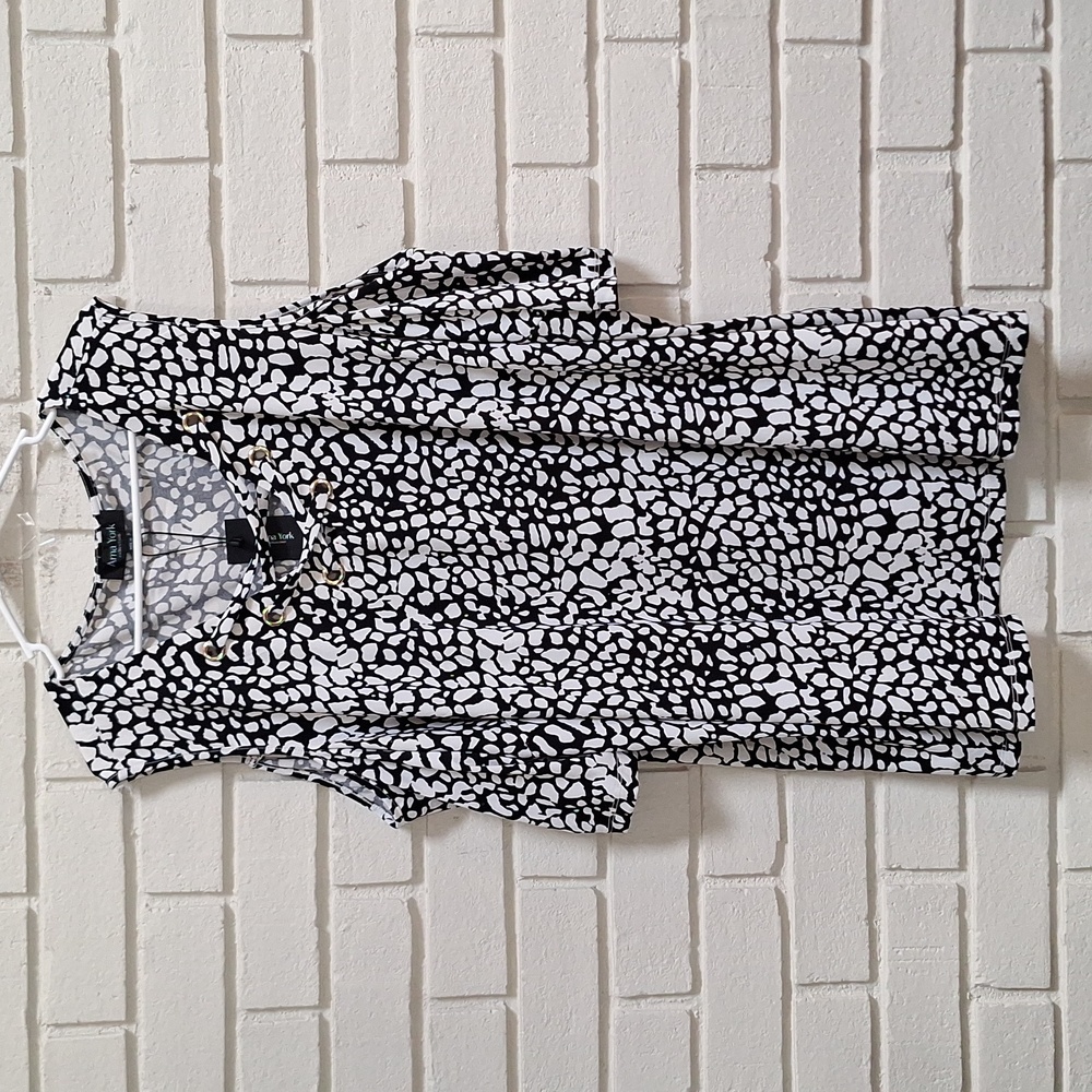 Arna York Black & White  Cold-Shoulder Criss/Cross Front Blouse. Size 30/32 NWT